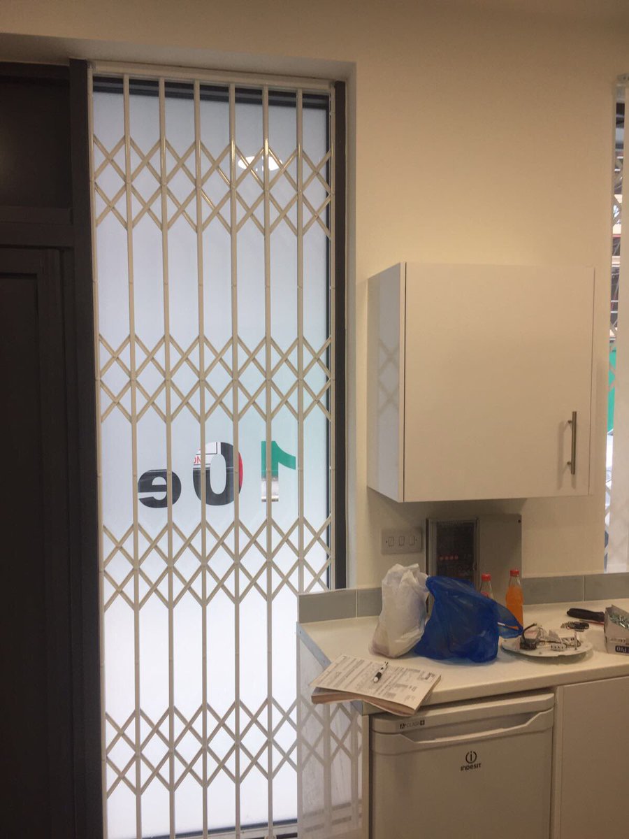 Collapsible gate installation in #hoxton today