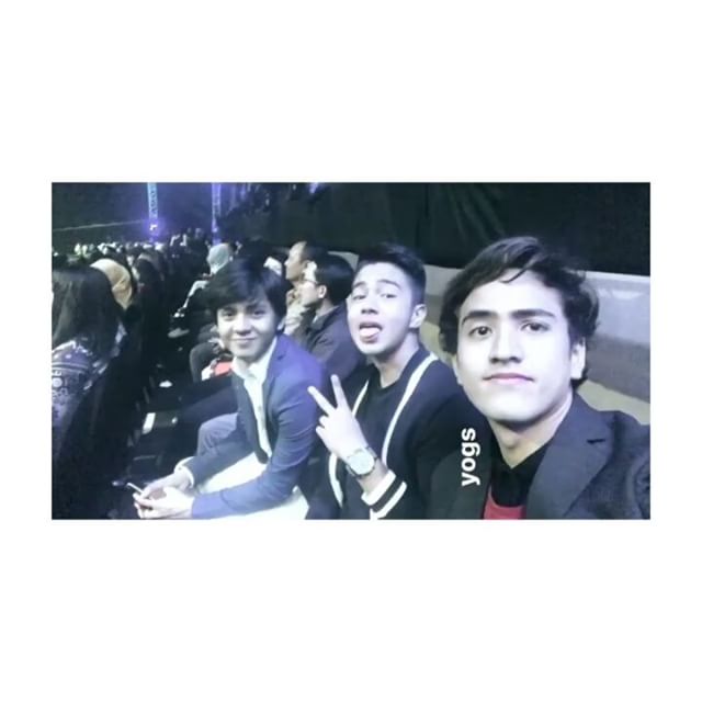 RaniDR28's tweet photo. Mereka ada tapi hanya sebagai penonton 😥#HUTRCTI28 @rafikawidya03 @OfficialRCTI @arbaniyasiz @Umaykeren https://t.co/F9HRzKngP2