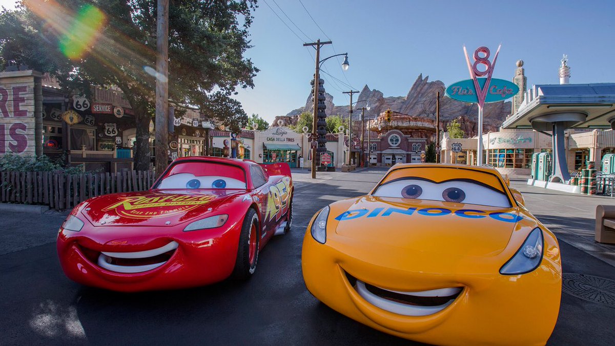 Keep The Disneymagic Twitter પર ディズニー カリフォルニア アドベンチャー パークのカーズランド では ピクサー アニメーションのカーズ クロスロードで夢を与えてくれた仲間たちと出会えます マックィーンに憧れてレーサーを夢見たトレーナーのクルーズ