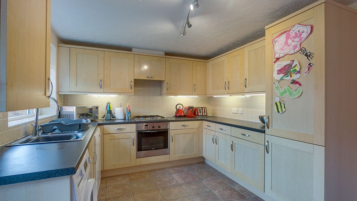 ArdenEstates's tweet photo. #threebedroom #townhouse #forsale in #redditch. Call #ardenestates on 01527 540654. https://t.co/iO78trCSI9 #weloveproperty #mustview https://t.co/4C1lZQ0YTz