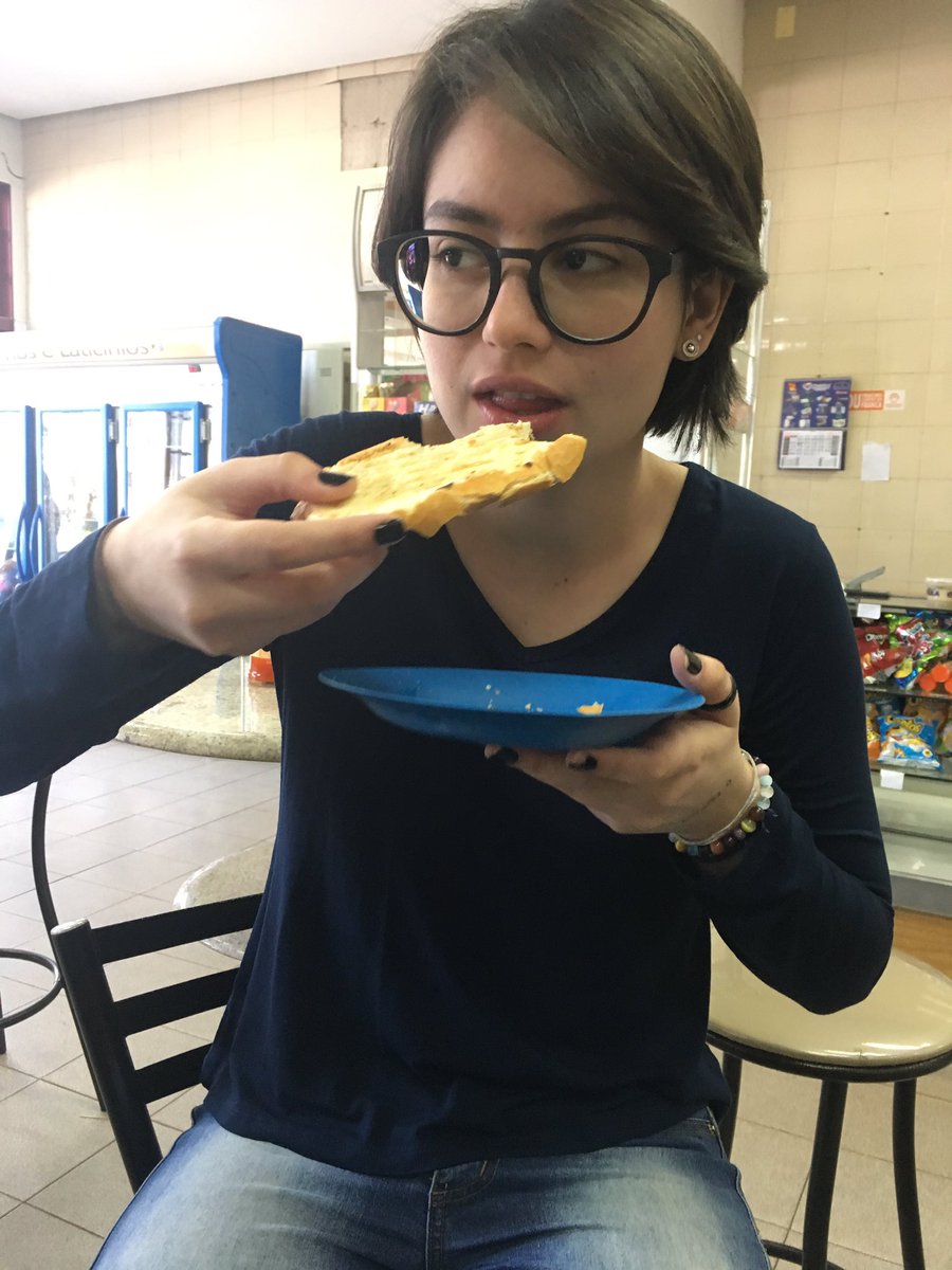 anatroste's tweet photo. o pão acaba rápido,espero que minha vida também https://t.co/B1o45GFHqQ