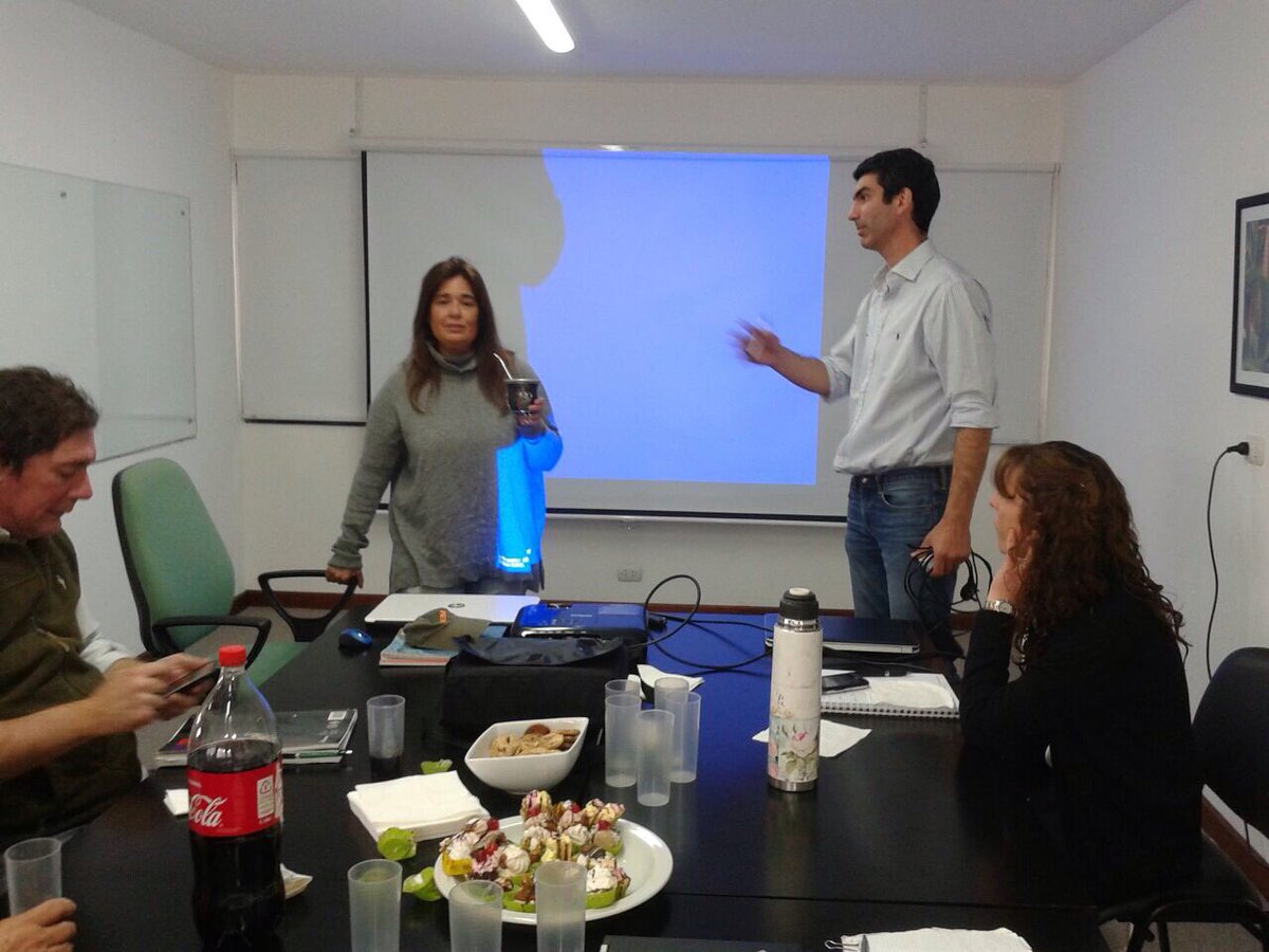 Charla para el equipo comercial sobre enfermedades en #Soja de la mano de <a href="/lucrecouretot/">Lucrecia Couretot</a> del #INTA Pergamino.excelente #campo