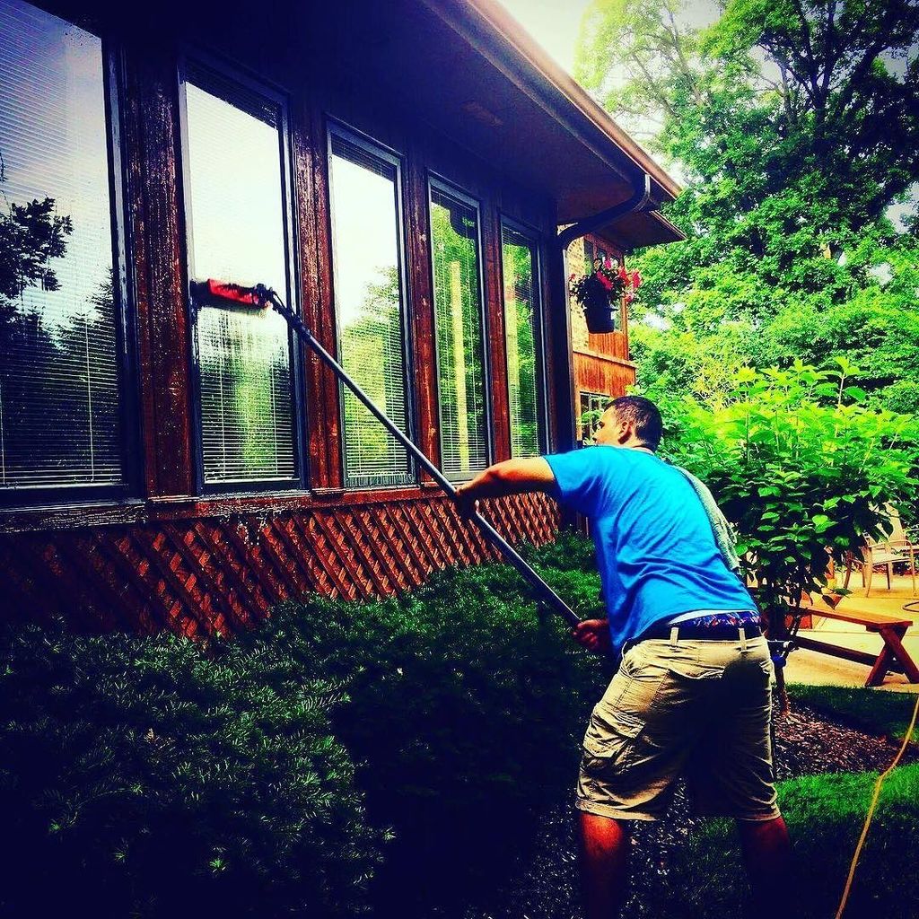 windowcleaner's tweet photo. What is everyone working on today? Drop a comment below! 👇🏻 #windowcleaning #windowcleaninglife #glass #windowclea… https://t.co/Pcbo85QSIx https://t.co/H1N6i0NQRw