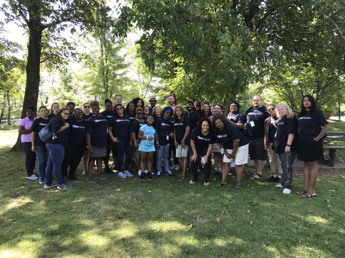 Twenty1Fellows's tweet photo. @Twenty1Fellows &@FellowsECEA are ready to greet members at Eagle Rock Reservation! #SummerFellows #Members4Murphy https://t.co/QW8xOT9CFI
