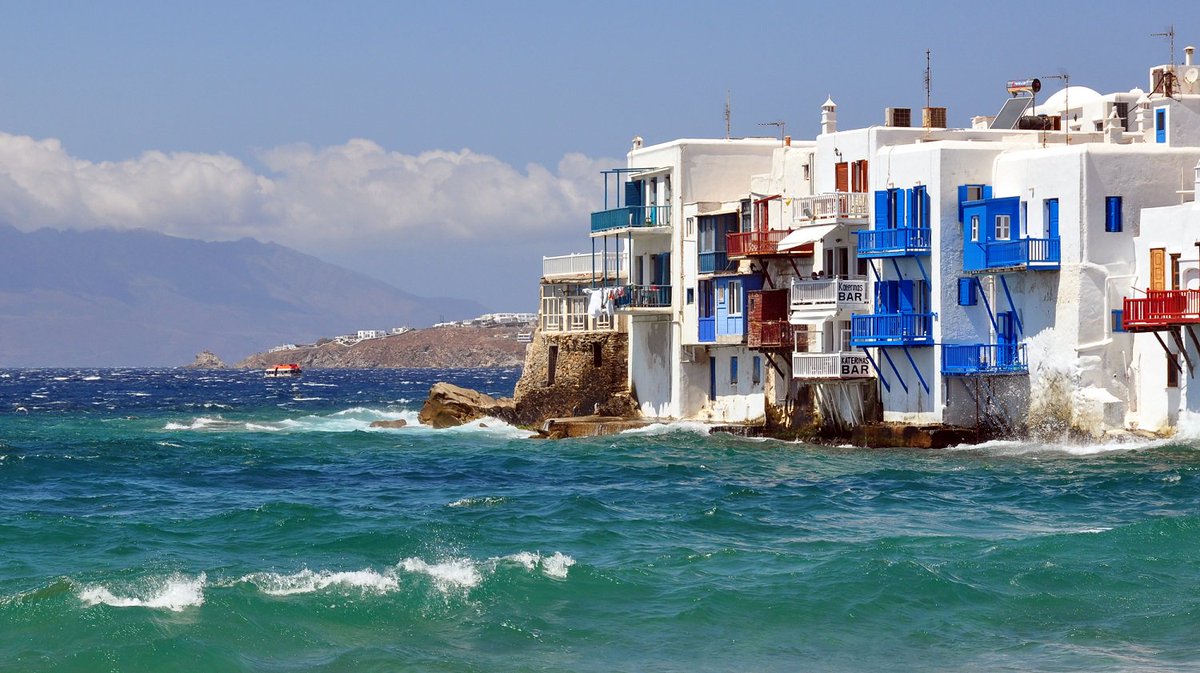 layoutla's tweet photo. Destino #Grecia: ¿dónde comer en #Mykonos? Conoce este recorrido por algunos de los mejores restaurantes de la isla. https://t.co/W24Ig9qzMQ https://t.co/kYM3XxNo8o