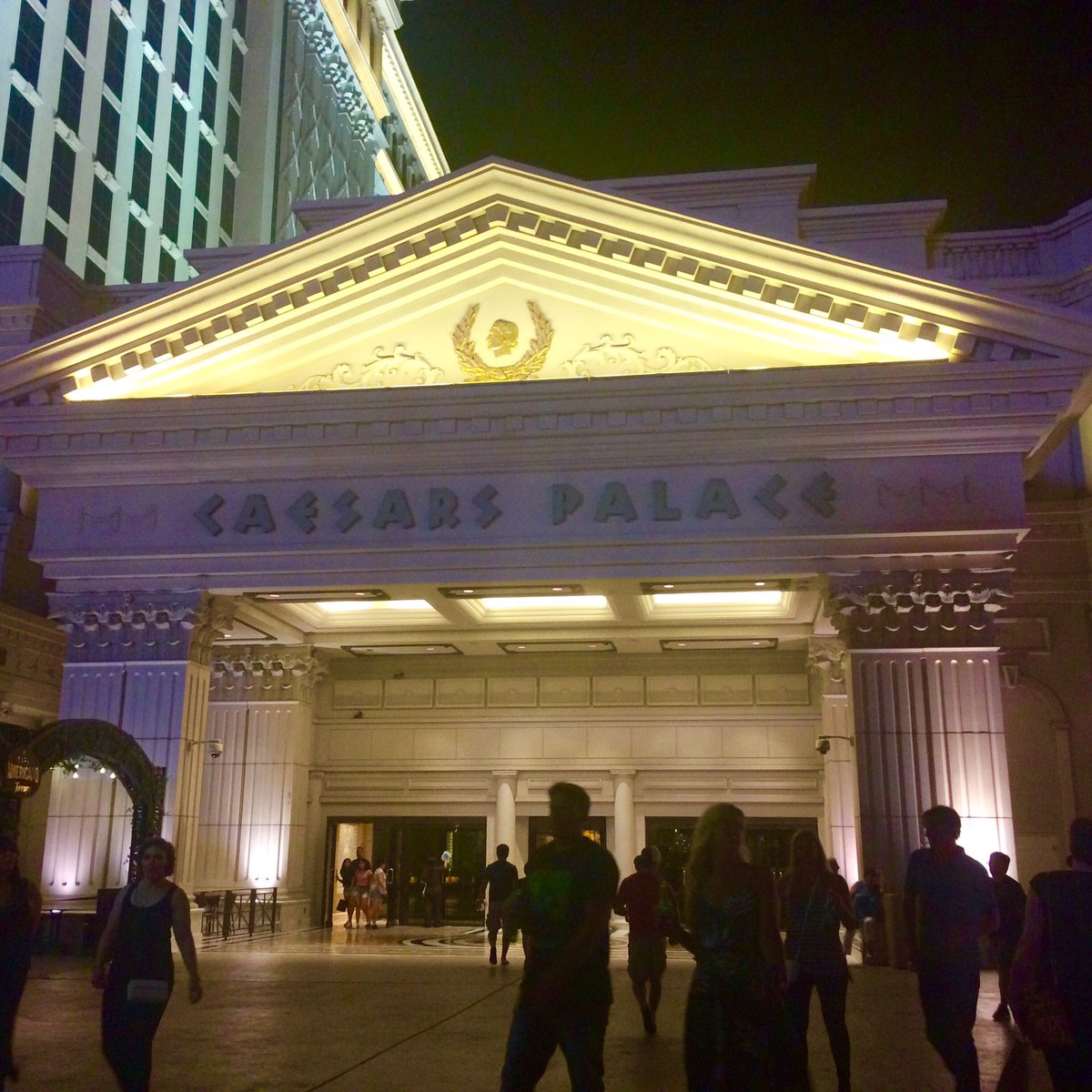 Anna_Andrews_'s tweet photo. Had a meander down to Ceasers Palace last night, awesome views & lights on the strip! 💖💃✈️🌍 #lasvegas #thestrip #nightsoff https://t.co/3bBQSl5o43