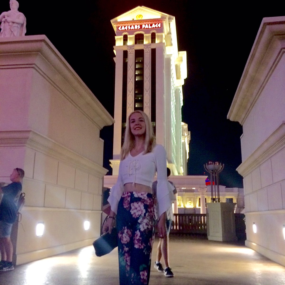 Anna_Andrews_'s tweet photo. Had a meander down to Ceasers Palace last night, awesome views & lights on the strip! 💖💃✈️🌍 #lasvegas #thestrip #nightsoff https://t.co/3bBQSl5o43