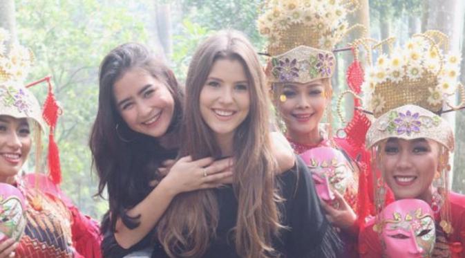 Ke Indonesia, Amanda Cerny Gendong Prilly Latuconsina dlvr.it/Ph4Rwl