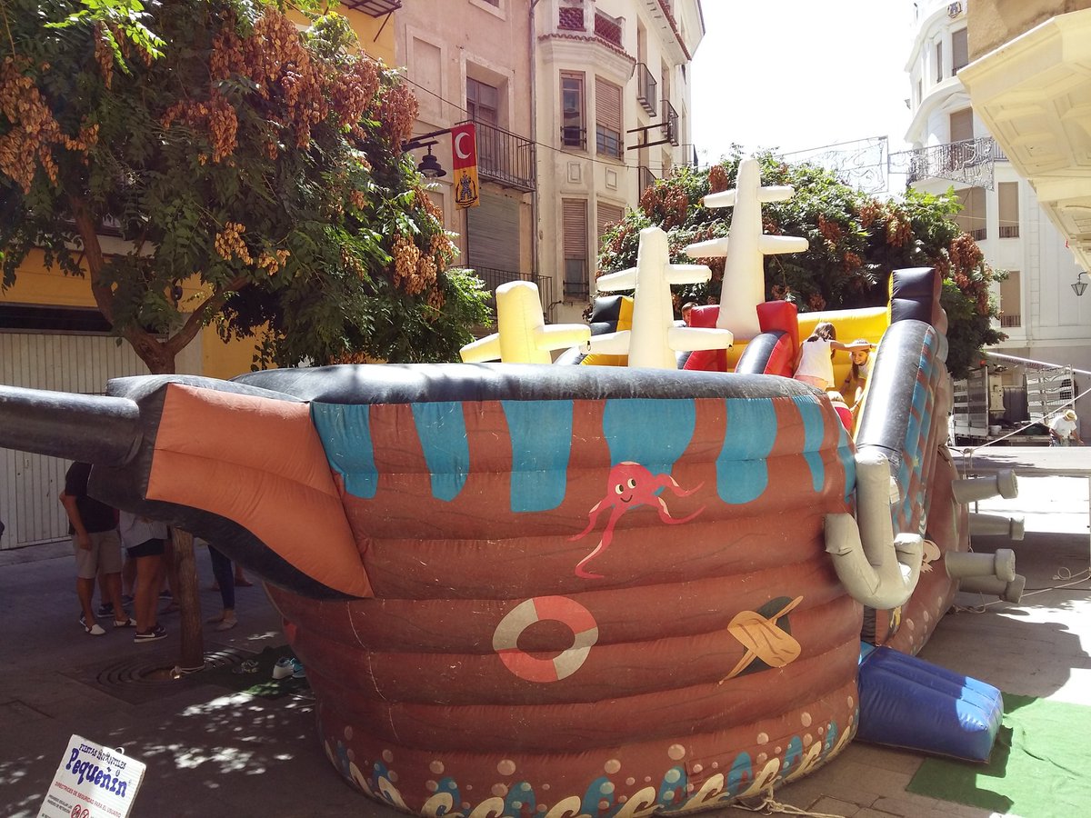 JaimePeris's tweet photo. I hui en la Comparsa, Paella, Castell unflable per als menuts i Banda de música #MiCOnti17 #estemenfestes #açòésunnoparar https://t.co/p2VZBV2MFe