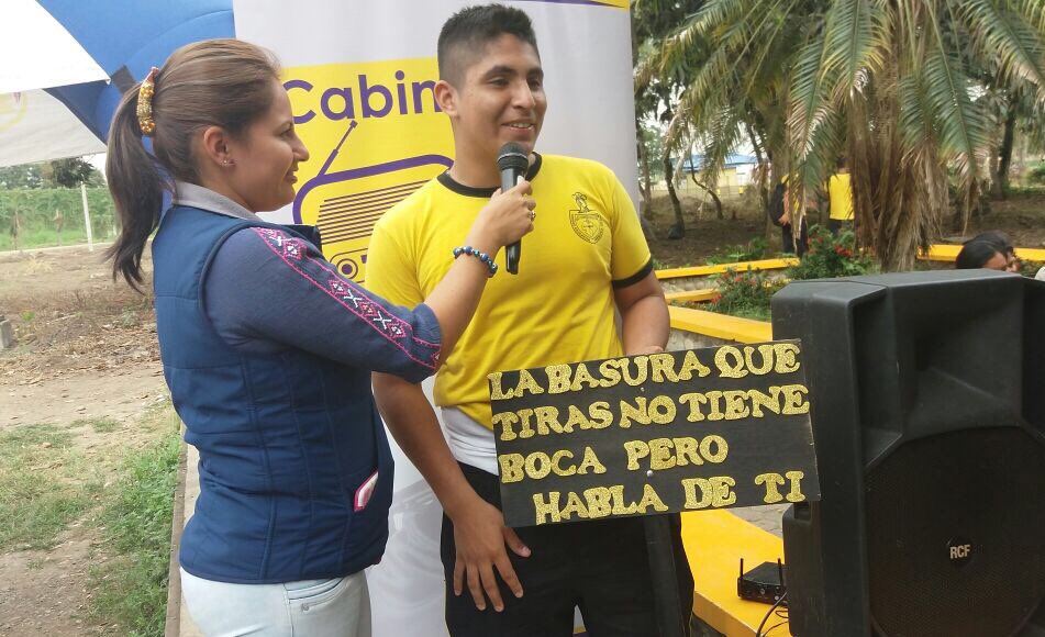 Estudiantes se motivan a expresarse con libertad y responsabilidad en #Cabina17 y nos invitan a cuidar el medio ambiente. <a href="/CarlosOchoaEC/">Carlos Ochoa</a>