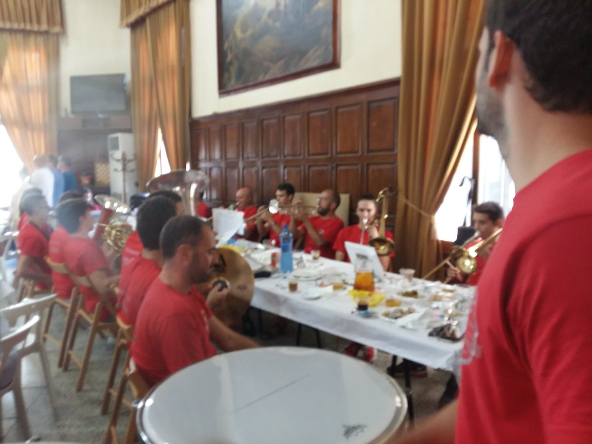 JaimePeris's tweet photo. I hui en la Comparsa, Paella, Castell unflable per als menuts i Banda de música #MiCOnti17 #estemenfestes #açòésunnoparar https://t.co/p2VZBV2MFe