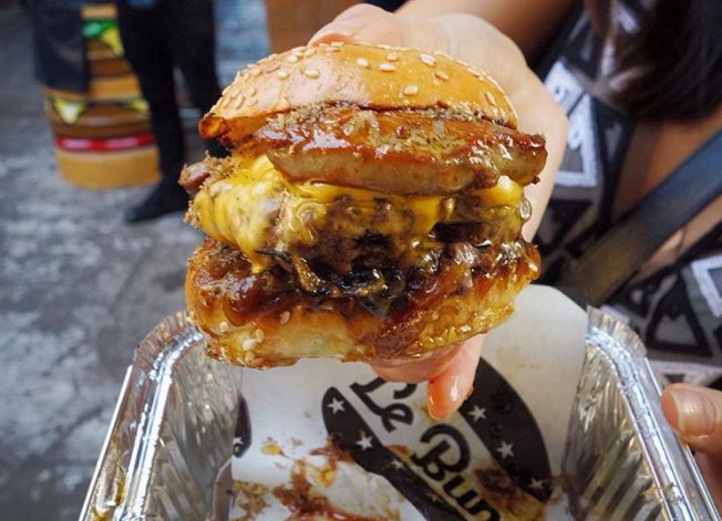 TOMORROW IS NATIONAL BURGER DAY! I hope you've made plans. 🇬🇧 🍔. 
simonsjamjar.com/search?q=natio…