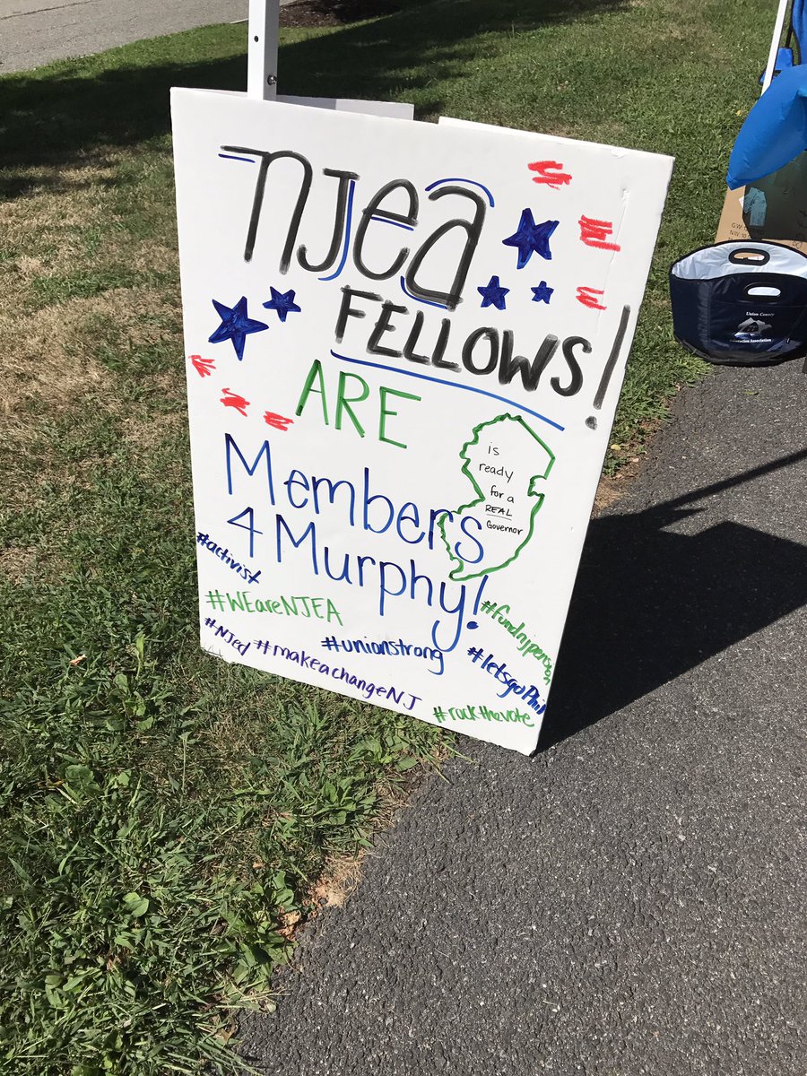 Twenty1Fellows's tweet photo. Livingston Fellows and Cedar Grove Fellows are ready to greet members at Eagle Rock Reservation! #SummerFellows #Members4Murphy https://t.co/YwdfunQkhk