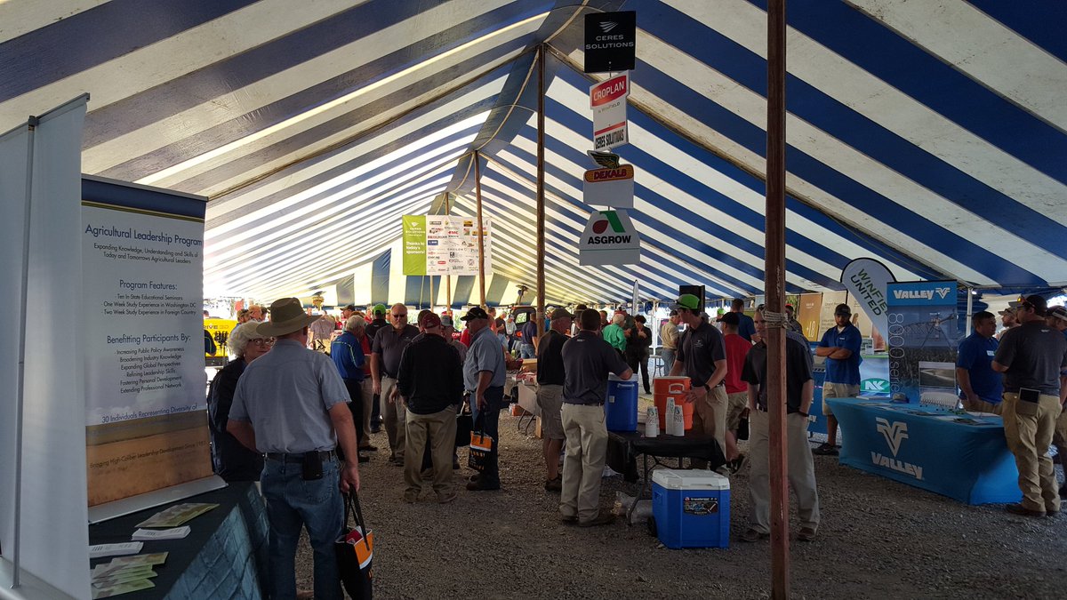 MattStraeter's tweet image. Great day at CERES Solutions field day! #harvest17 @NewHollandAG
