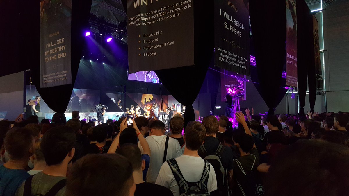 Ganz schön was los beim Match des Jahres😀! Wer keinen Platz mehr hat: twitch.tv/arenaofvalor