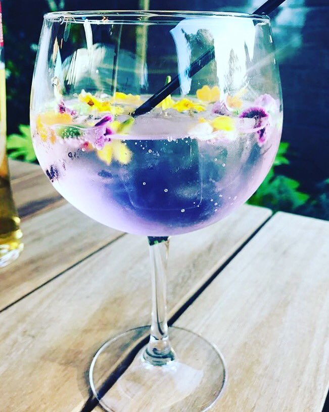 moortoppub's tweet photo. Humpday cure right here ๐โค๏ธ๏ธ
#palmaviolets #gin #ginandtonic #bucketofgin #joy #humpdaycure #moortoppub #heatonmoor #prettygin https://t.co/n0qAlKrtqz