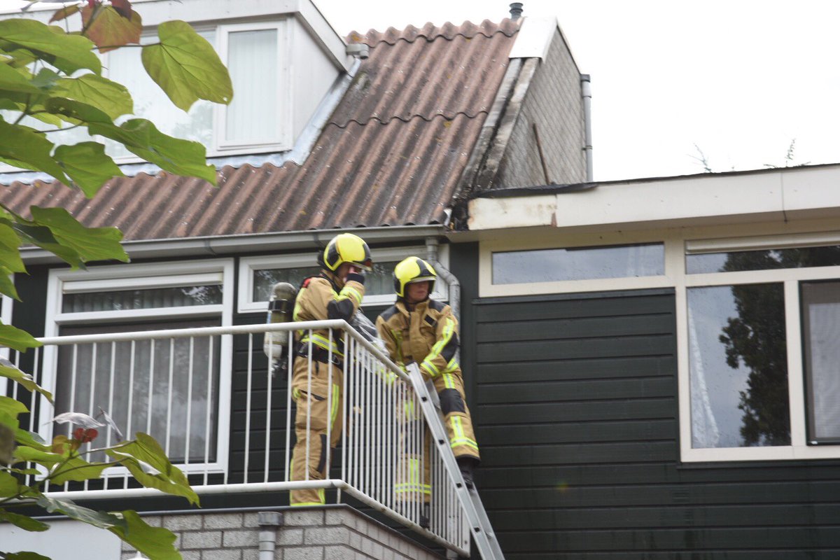 Luvri84's tweet photo. Woensdagmiddag aanwezig bij een middelbrand aan de Wilgendreef in Voorburg.
Betrof brand aan de dakconstructie. https://t.co/EMYcCduwhj