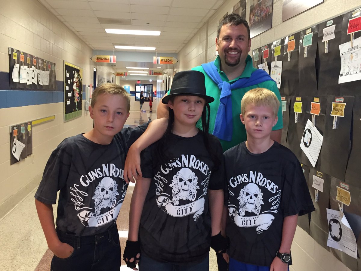Briarwood6th's tweet photo. 6th grade knows how to rock the 80's @BriarwoodES #BEretro https://t.co/cLCBaX2LXp