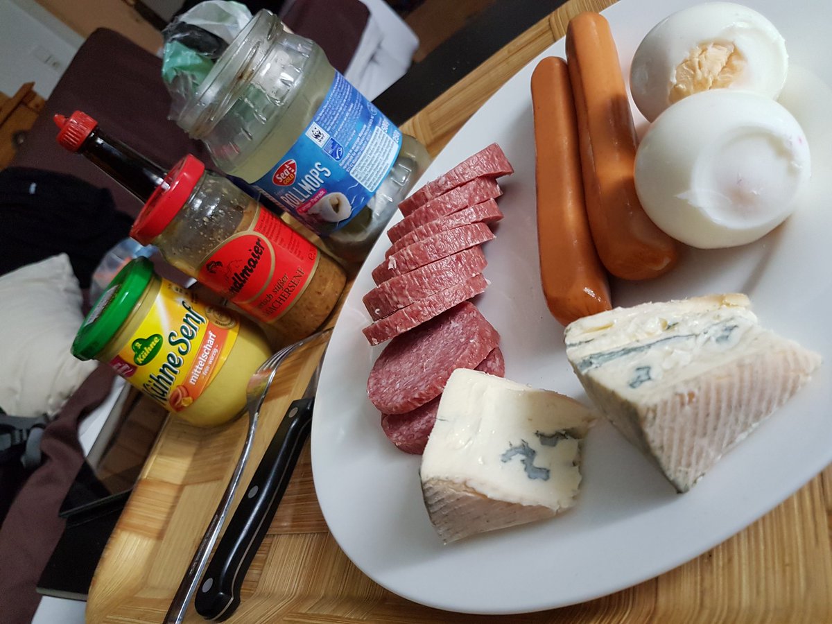geomezzel's tweet image. Brotzeit ohne Brot #kraftakt
