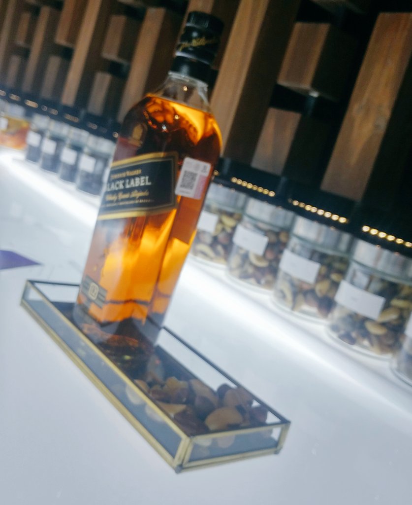 peigarza's tweet photo. Todos tiene como base el clásico Black Label, lo que garantiza la calidad y deleite de cada mezcla. #BlendersBatch @JohnnieWalkerMx https://t.co/xJI0tYh964