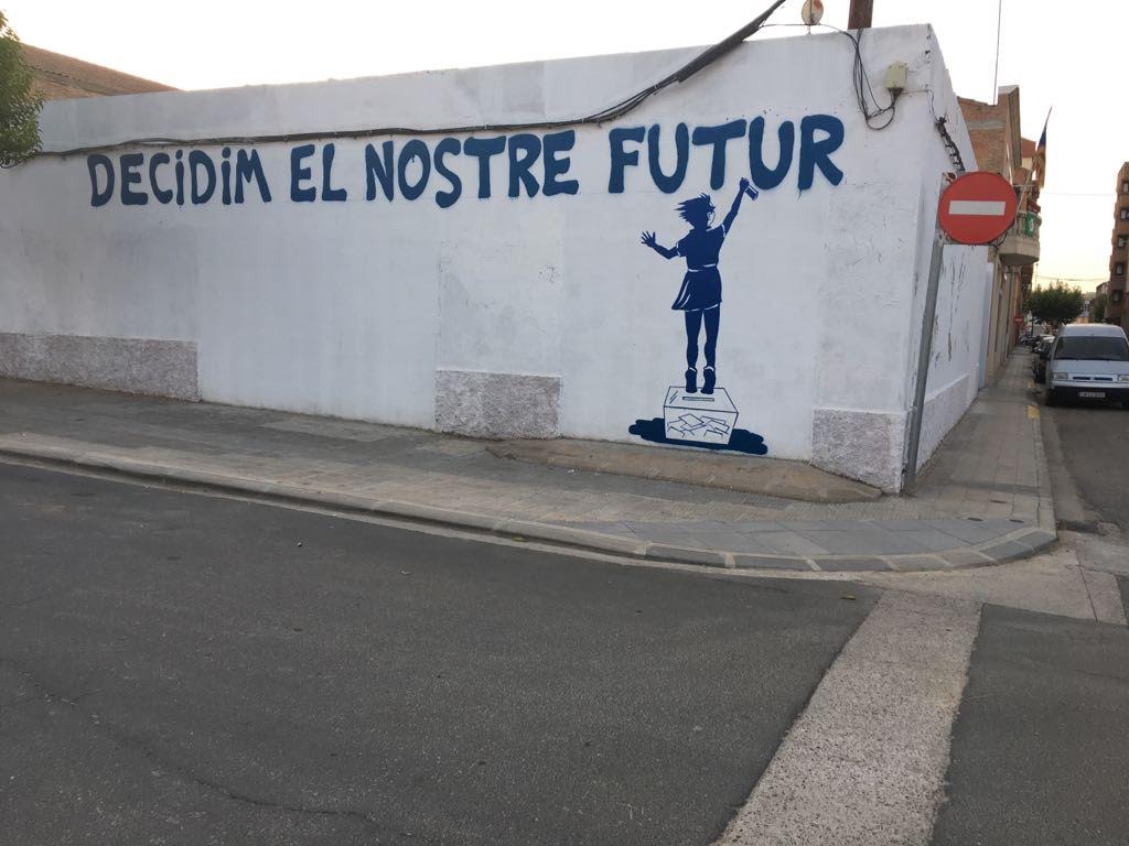 rpalaciosbover's tweet photo. El mural de #Tàrrega 'Decidim el nostre futur' s'estén a #Almacelles · #streettrrg https://t.co/802KpH9VoW
