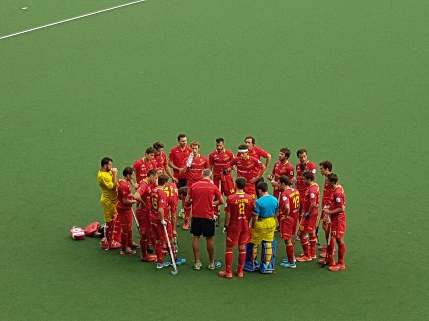 TheMedal1896's tweet photo. ¡VICTORIA!
La @AbsolutaMasc gana 2-0 a 🇧🇪.
#RedSicks #CopaEuropaAmsterdam #ECH2017. viernes por 5o vs Irlanda (14.45hs)
📸>@rfe_hockey https://t.co/TCUMUFEpca