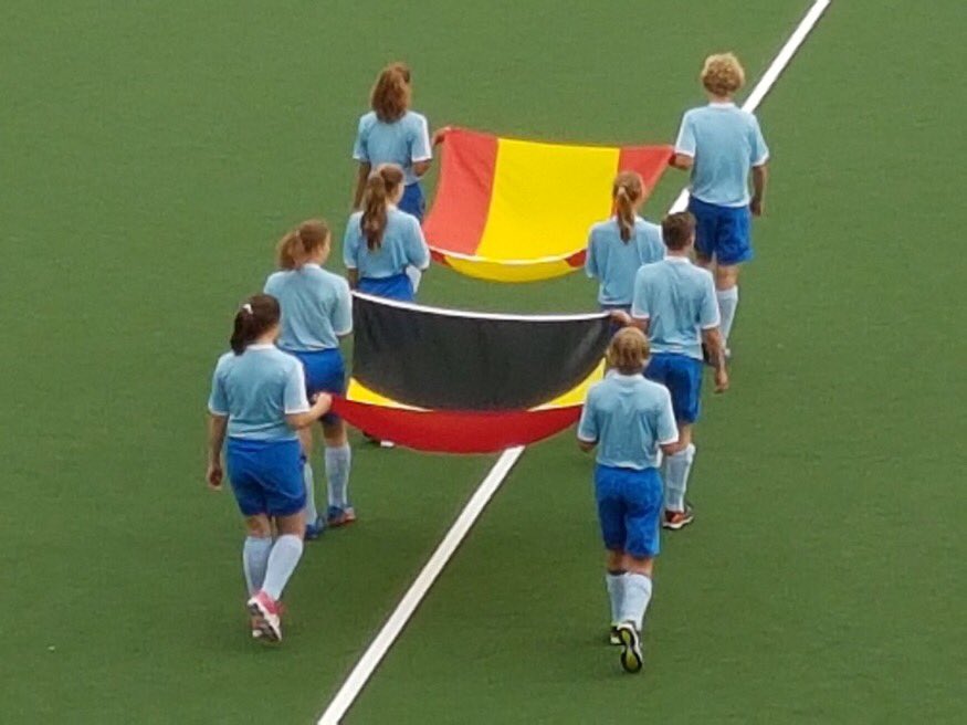 TheMedal1896's tweet photo. ¡VICTORIA!
La @AbsolutaMasc gana 2-0 a 🇧🇪.
#RedSicks #CopaEuropaAmsterdam #ECH2017. viernes por 5o vs Irlanda (14.45hs)
📸>@rfe_hockey https://t.co/TCUMUFEpca