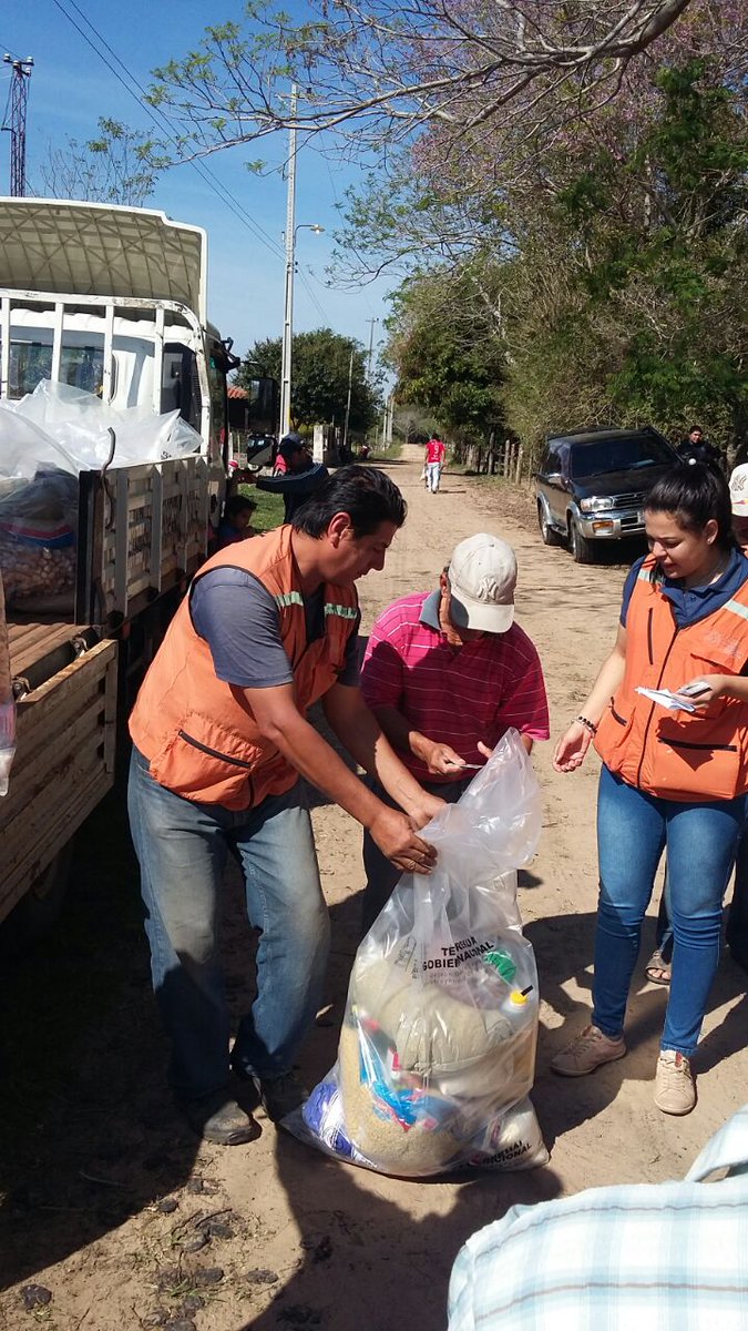 senparaguay's tweet photo. #Ñeembucu: Hoy iniciamos la asistencia a 1.654 familias de Desmochados y Cerrito, quienes recibirán 79.392 kg de alimentos #Llegamosatodos💪🏼 https://t.co/NZeGoZmWvb