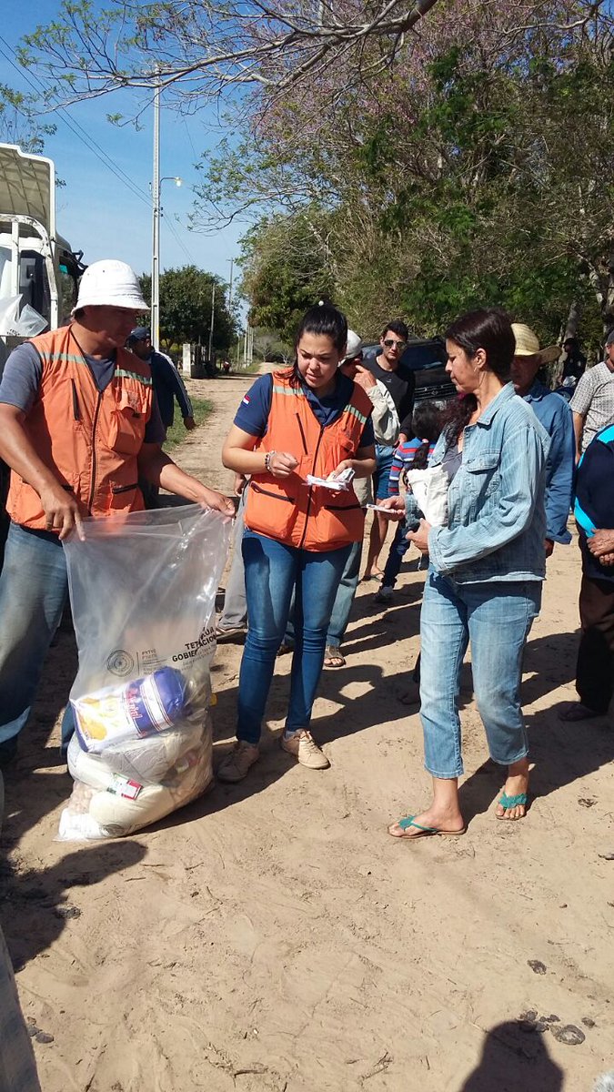 senparaguay's tweet photo. #Ñeembucu: Hoy iniciamos la asistencia a 1.654 familias de Desmochados y Cerrito, quienes recibirán 79.392 kg de alimentos #Llegamosatodos💪🏼 https://t.co/NZeGoZmWvb