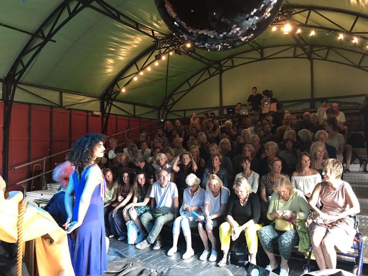Volle bak op de eerste Sombersongs avond in Amsterdam op <a href="/deparade/">Parade</a>! <a href="/FabulousBabyDee/">Baby Dee</a> <a href="/MeralPolat/">Meral Polat</a>