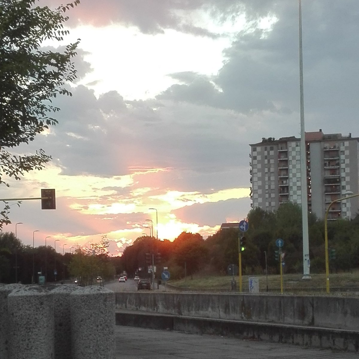 Franz_XRUN's tweet photo. Stasera l'allenamento piramidale in pista era benedetto dall'alto #26W26M #nofilters #iocorroqui #running https://t.co/9l25B7Y2hK