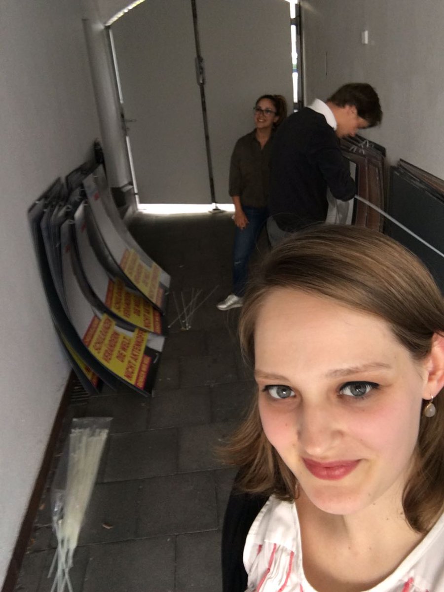 #Wahlkampf: Die @JuLisOsnabrueck bereiten die Plakate für die #bundestagswahl2017 vor. <a href="/jungeliberale/">junge liberale</a> <a href="/fdp/">FDP</a>