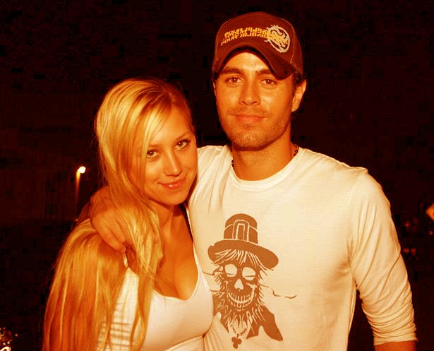 invivomusic's tweet photo. Today is #HugYourSweetheartDay! Here's one cute couple, @enriqueiglesias and @AnnaKounikova! 😍💖 #InvivoLive https://t.co/C3Hzj04xvt