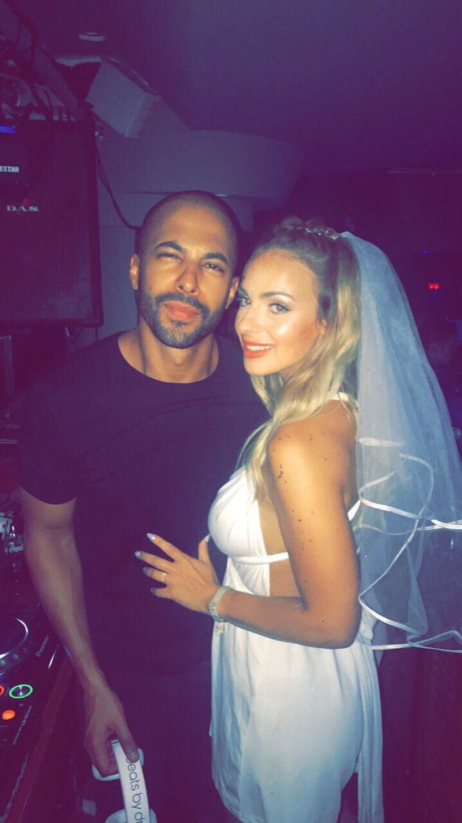 XxDarlene_FxX's tweet photo. When the bride got to meet @MarvinHumes at boomerangs!! #madehernight #henparty #magaluf2017 https://t.co/b9qCf3d6Op