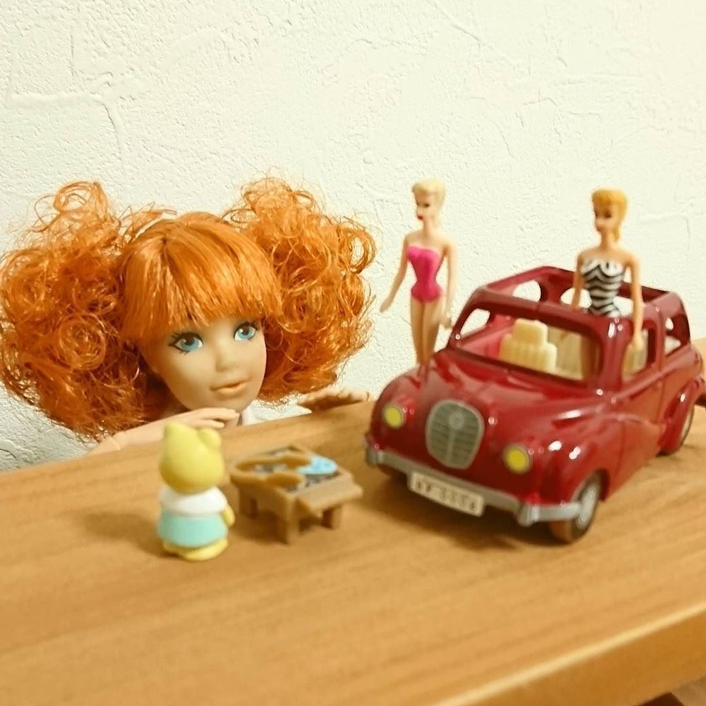 Barbarayousou's tweet photo. 『あら素敵な車』『あの、それうちの…』『ちょうどいい大きさじゃない』こうして食玩シルバニアのくまさんはミニバービー達に車を徴収されましたとさ #バービー日本#バビ撮り #barbie #barbiedoll #barbieph… https://t.co/uar9I4oU70 https://t.co/A5kDcMfco0