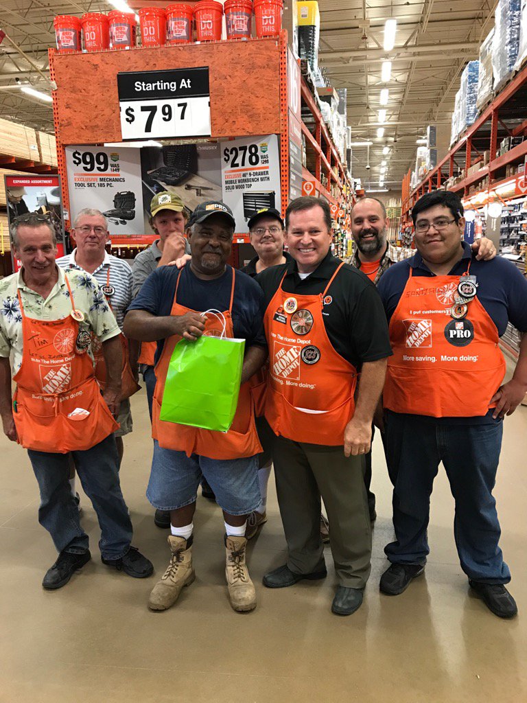 ESiwarski's tweet photo. Pro loader Gerry receives a bag of goodies and the thanks of the team. amazing associate. #proloaderappreciationday https://t.co/Qgu3CLrtM3