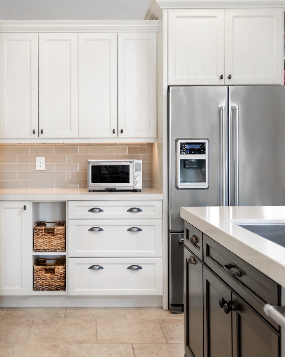 distinct_hwco's tweet photo. We chose an antique pewter cup pull paired with a rounded knob from @HardwareRes for this kitchen. #whatmakesyoudistinct #kitchendesign https://t.co/ZI0dPfLjTn