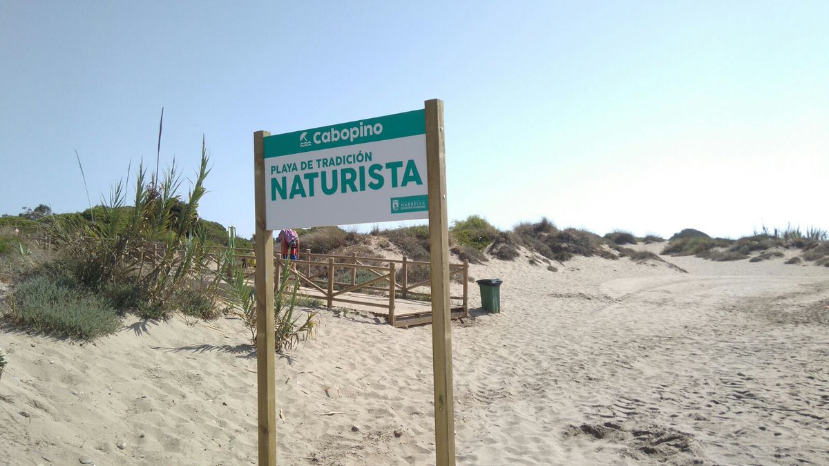 LasChapas's tweet photo. Señalizado de la playa de tradición naturista en #Cabopino #Marbella. https://t.co/1aI7sxh7xh