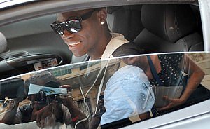 2010 : Alors joueur de l' #Inter, Mario  #Balotelli est arrêté par la police. Il s'amusait à braquer des passants avec un pistolet à bille.