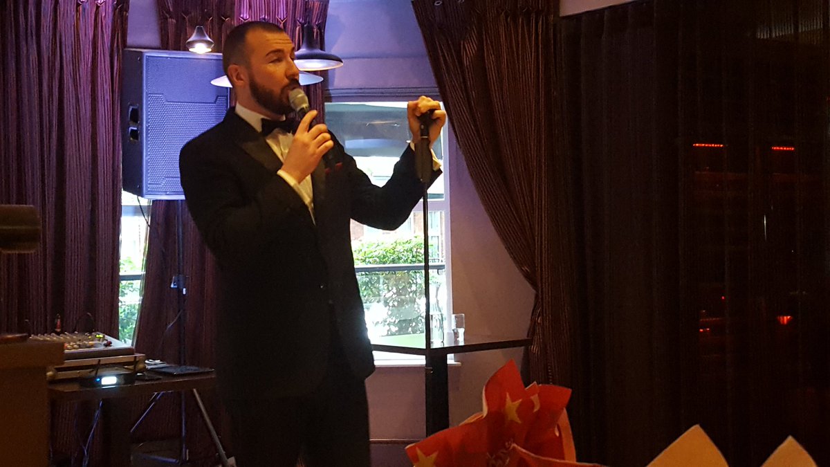 DownthehatchNI's tweet photo. 🎄No better way to get into the festive mood than some Christmassy tunes! This guy has some voice! 🎶 @knifeandforkbt9 with @Ohh_Social https://t.co/7aiKQoZ5UH