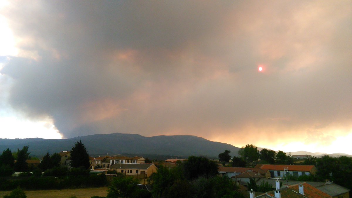 Littlepatripat's tweet photo. Así vemos el incendio de La Cabrera desde Quintanilla de Somoza y el calibre de los trozos de ceniza que llegan. @A3Noticias https://t.co/s579PQOl9R