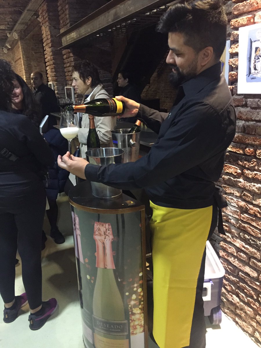 SchroederWines's tweet photo. ✨ Cuando lo #Deseado se hace realidad ✨ #GaleriaDeArte #Pasaje17 #ElbaBairon 🥂✨🍾 https://t.co/iAXsaoqfOV