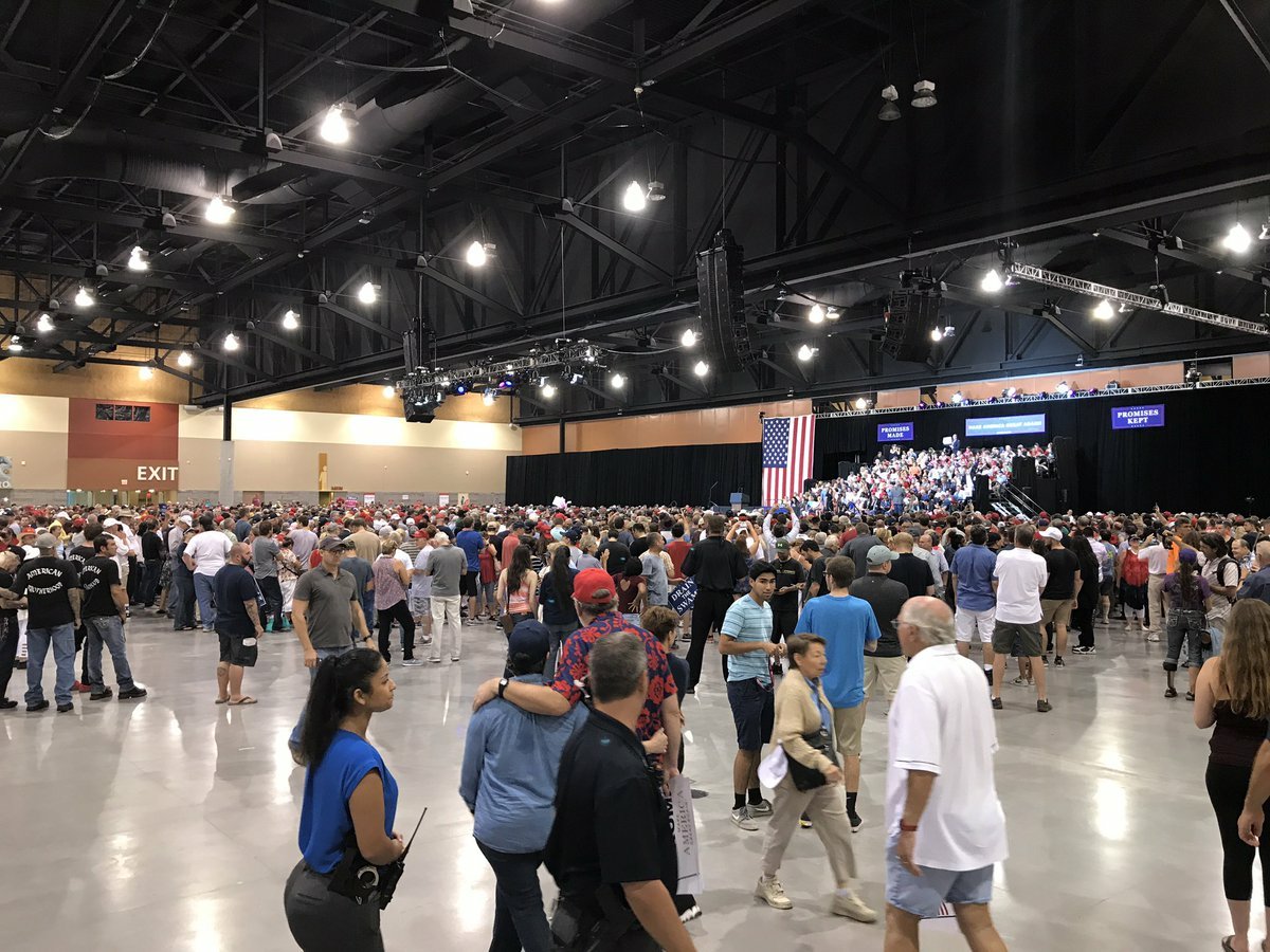 MaryHeartsCats's tweet photo. .@realDonaldTrump ->the house was PACKED last night. Puffed up like a fool &amp; claimed 15,000 people. Phoenix fire dept. says only-> 4100. https://t.co/gB3ucQvZ7b
