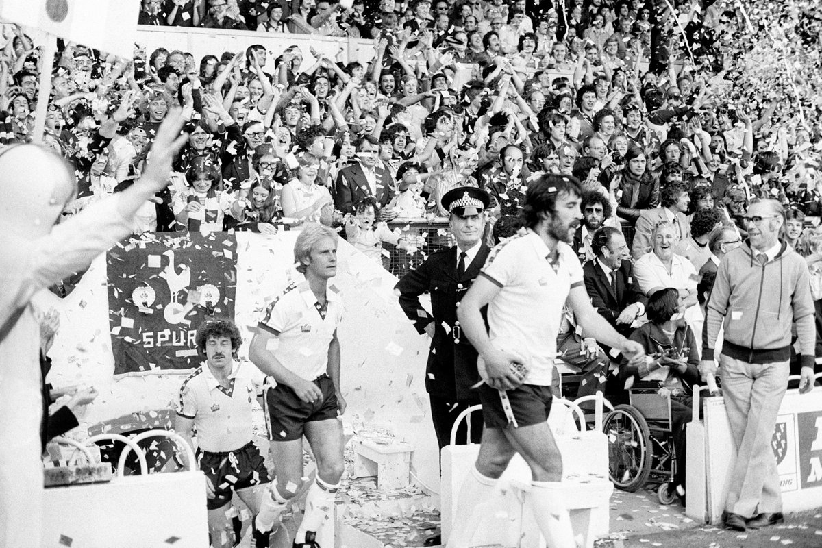 thfcnostalgia's tweet image. 📷 OTD 1978 This match was the first at White Hart Lane for @osvaldooardiles and Ricardo Villa and welcomed in a hail of tickertape. #COYS