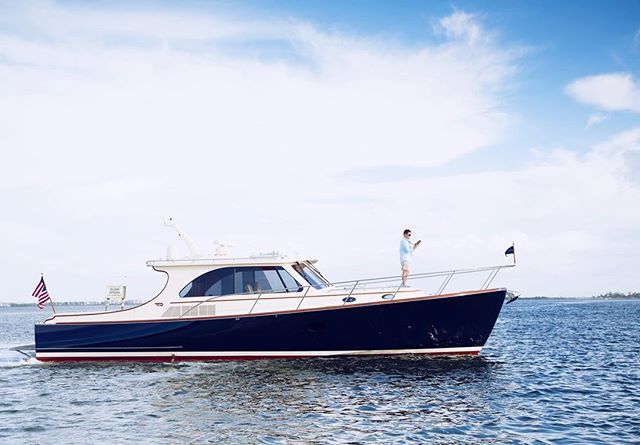 HinckleyYachts's tweet photo. Leave the helm, steer from the bow or cockpit (fresh air included) #WirelessSteering #Talaria43 #MadeinAmerica https://t.co/oUpSOqRhic https://t.co/jrDuZuyxEU