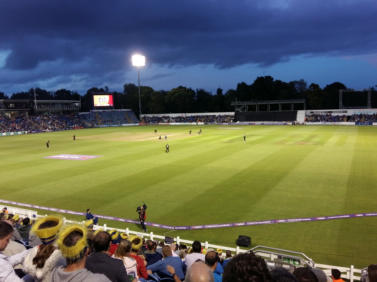 JohngasHann's tweet photo. @DerekTheWeather a beautiful night at the #SSESWALEC and a great Glammy performance too @HortopHortop  🌞😊💖 https://t.co/gtwmEdPDXB