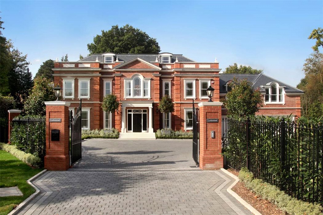 knightfrank's tweet photo. #Larksmead is on Titlarks Hill Rd, one of the most highly regarded #residential roads in #Sunningdale, #Ascot https://t.co/e630IfKQn6 https://t.co/kSUI40k5EK