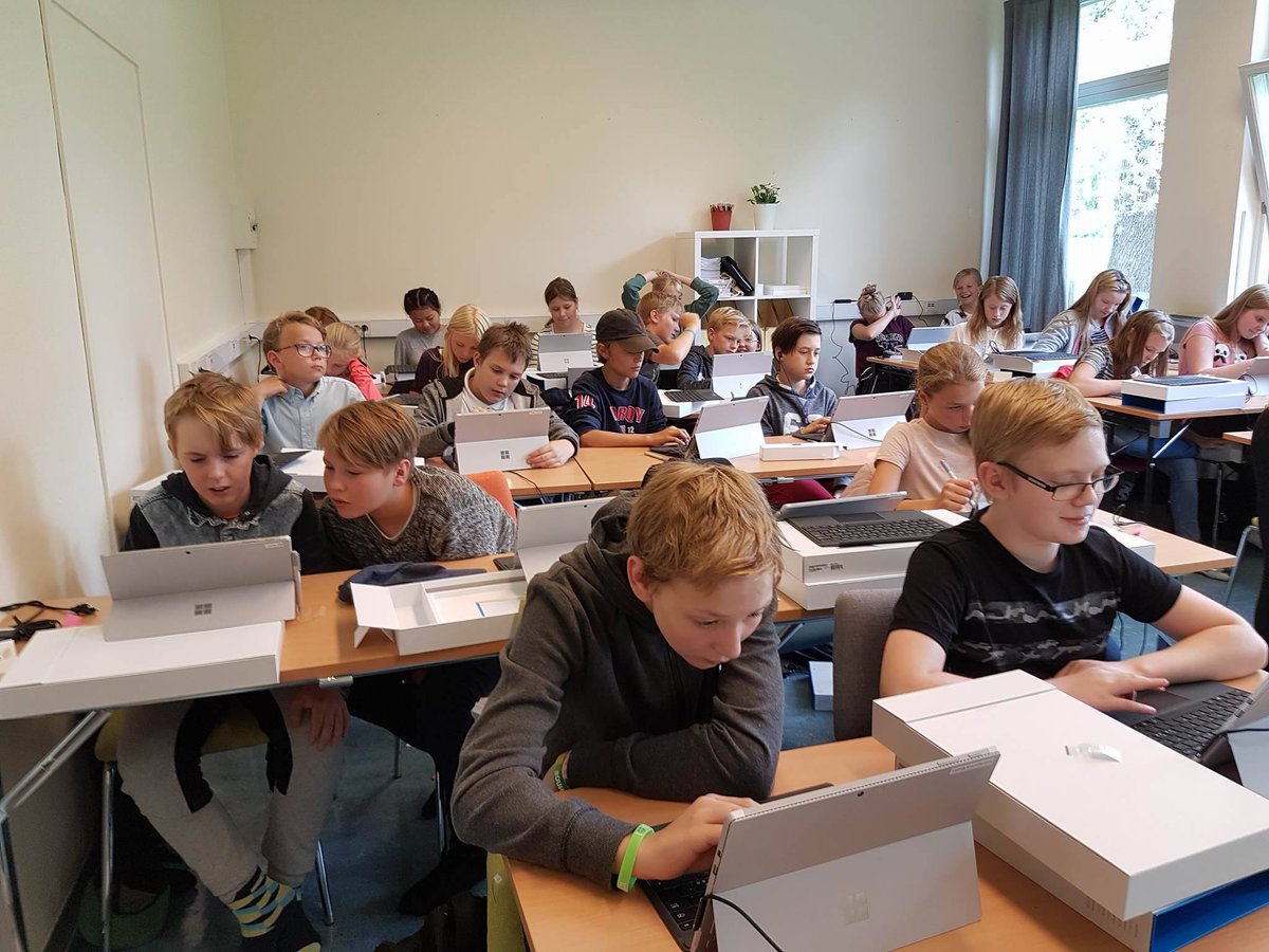 HaldorEdu's tweet photo. Så roligt att få leverera bra produkter till Microsoftskolan - MTH i Hudiksvall. #surfacehub #surfacepro @MicrosoftEDU @MicrosoftSE https://t.co/n56s3JcpCD