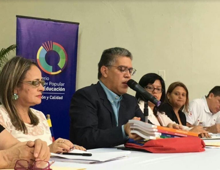 Jaua: Más de tres millones de estudiantes recibirán su morral para el nuevo año escolar bit.ly/2vpq6jy