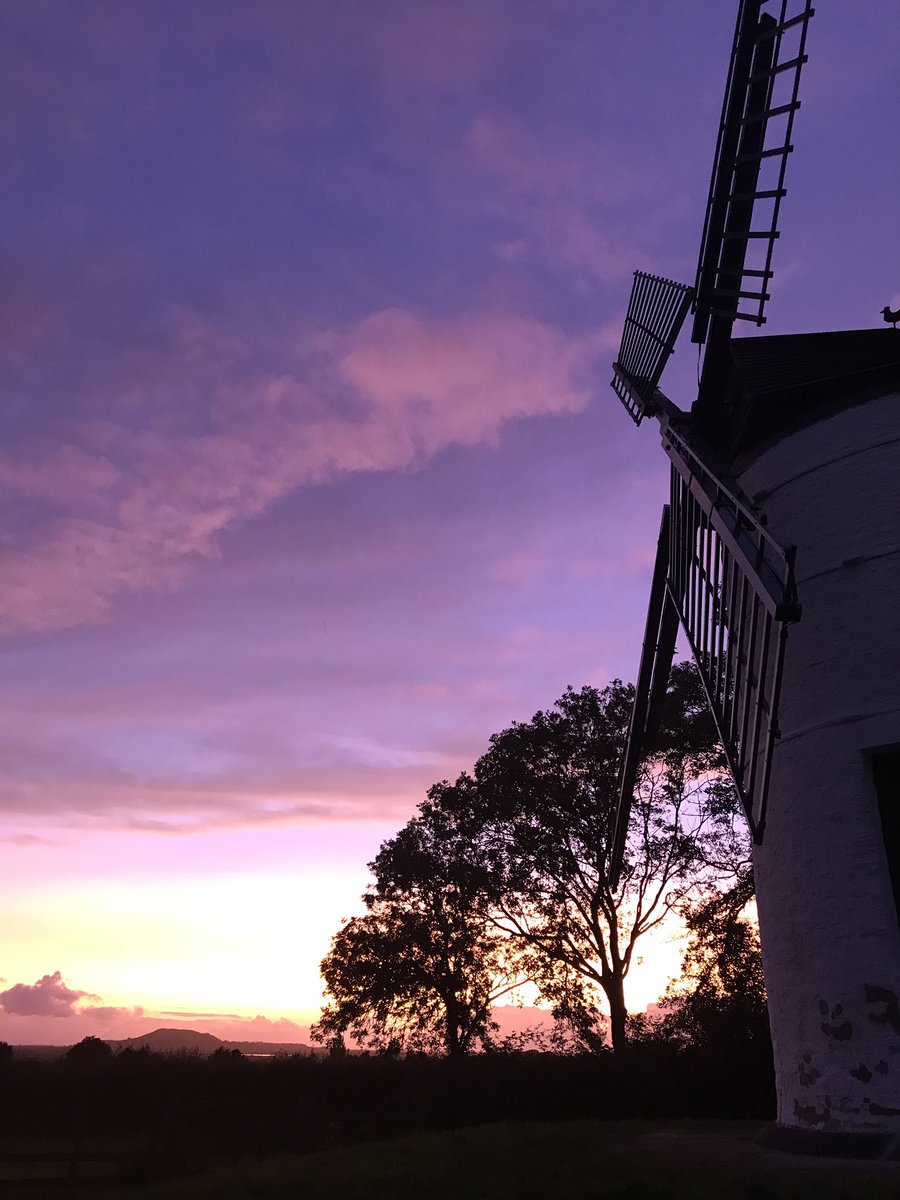 Daisy_Nicolaou's tweet photo. What a beautiful evening! #somersetsunset #ashtonwindmill https://t.co/XasIVFdRDj